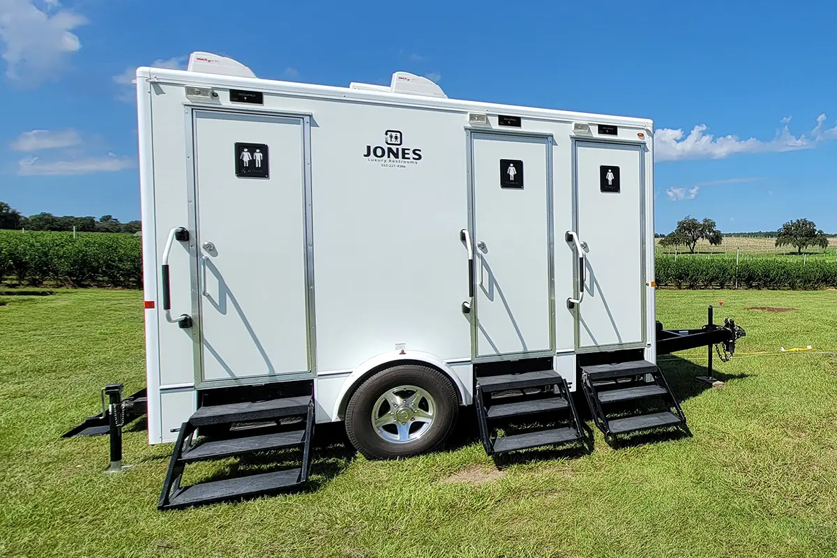 Coastal Throne Co. Pemaquid 3-stall luxury restroom trailer exterior for Maine events